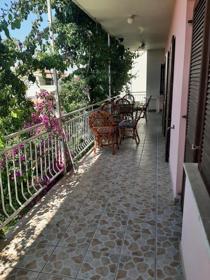 אומיס Apartments Tina מראה חיצוני תמונה