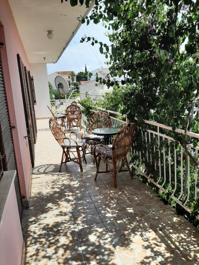 אומיס Apartments Tina מראה חיצוני תמונה