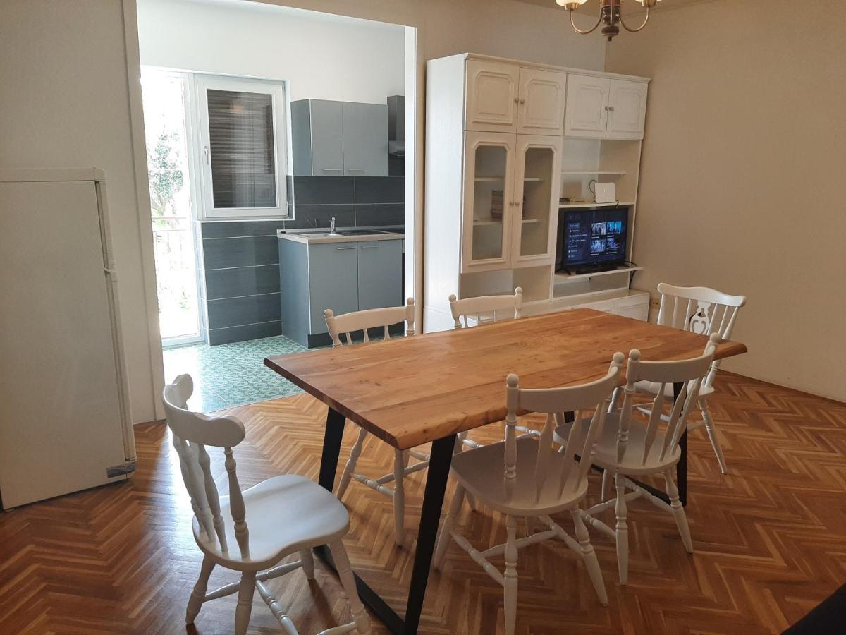 אומיס Apartments Tina מראה חיצוני תמונה