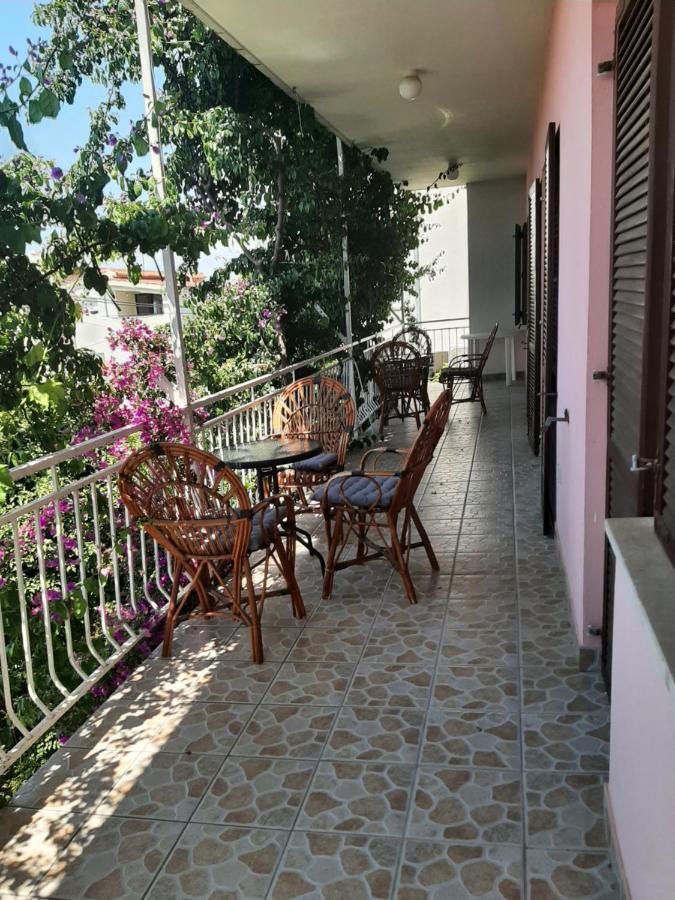 אומיס Apartments Tina מראה חיצוני תמונה
