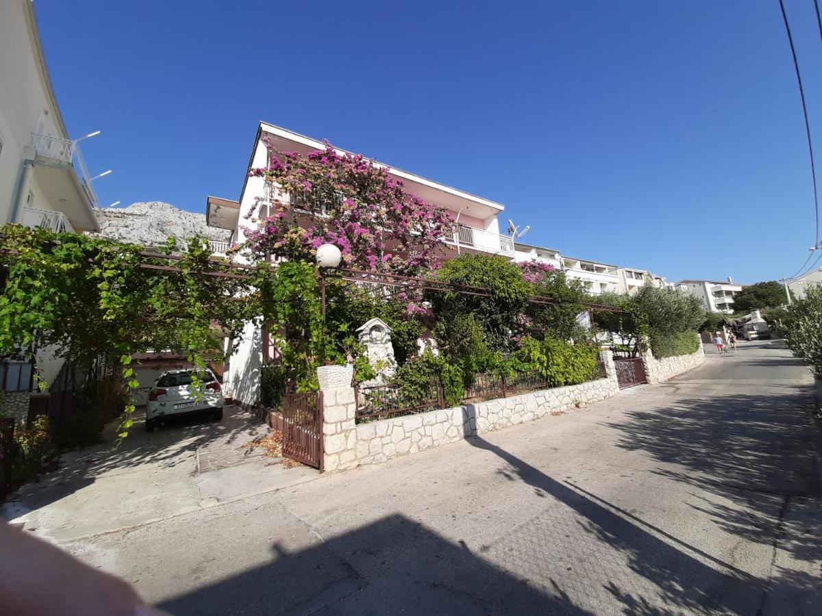 אומיס Apartments Tina מראה חיצוני תמונה