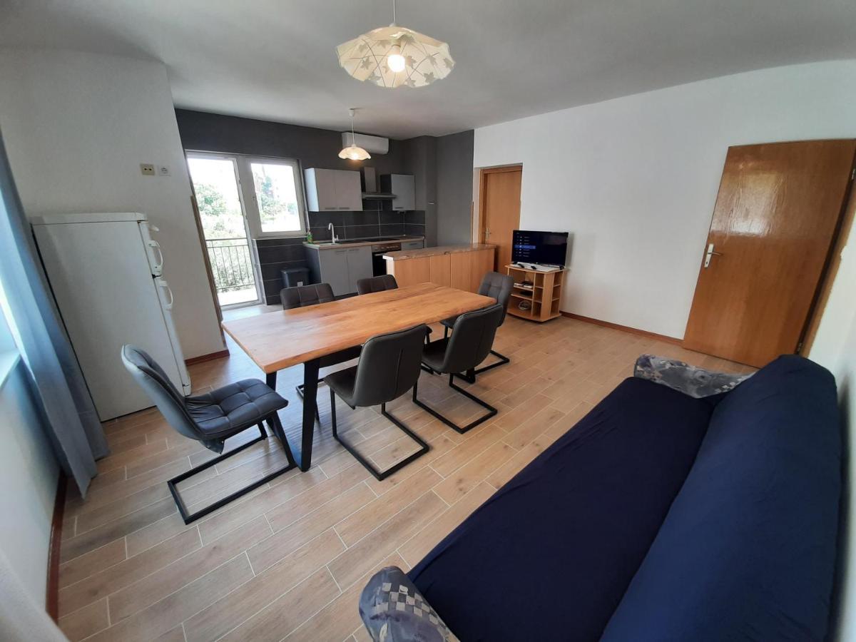 אומיס Apartments Tina מראה חיצוני תמונה